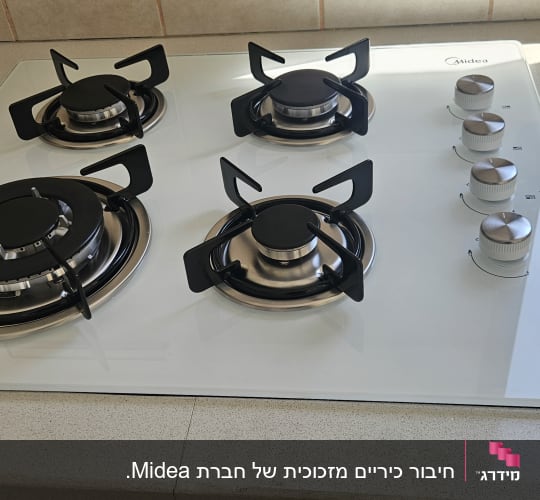 כיריים גז עם ארבעה מבערים וכפתורי שליטה